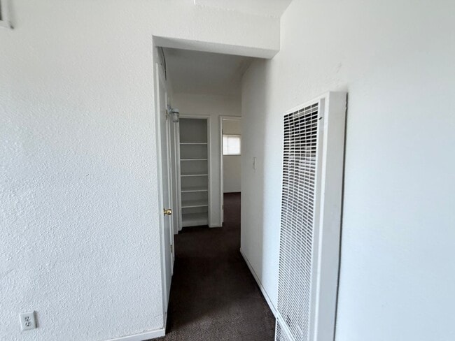 Building Photo - Cozy two bedroom, available for move in now!