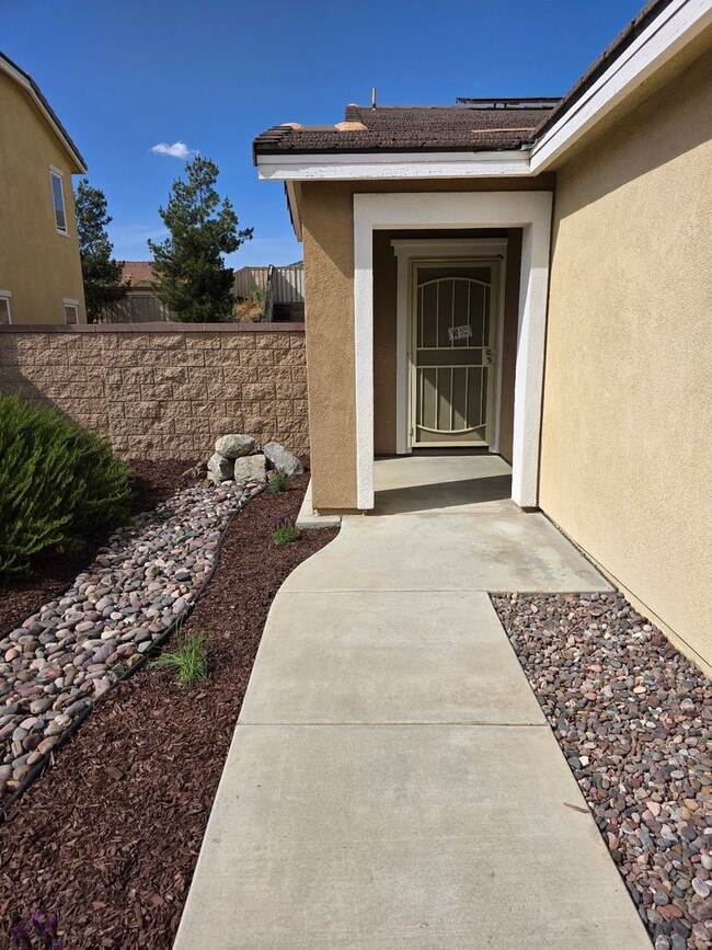 Building Photo - Beautiful Single Level 4 Bedroom located in Canyon Hills