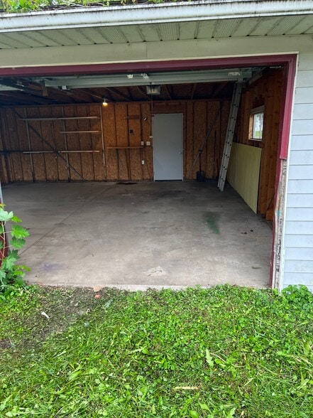 Unit side Garage - 513 3rd Ave SE
