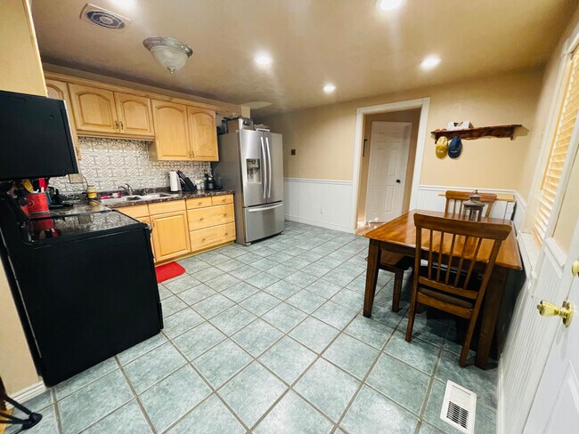 Kitchen - 2682 Southview Plz