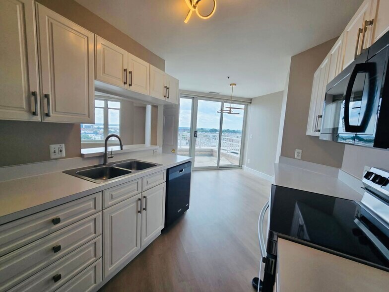 Building Photo - 100 Harborview Dr