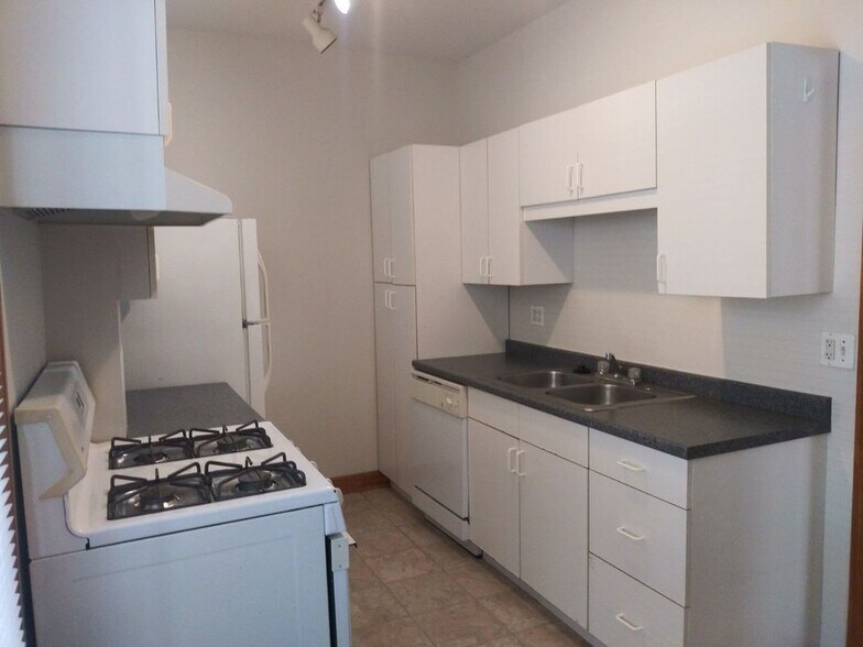 Building Photo - 709 W Cornelia Ave