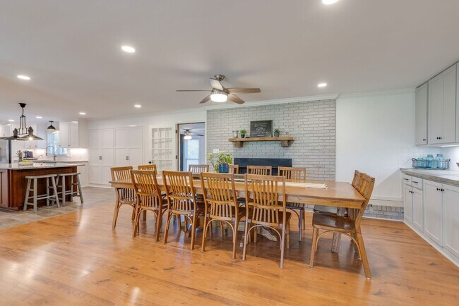 Building Photo - Stunner in North Columbia