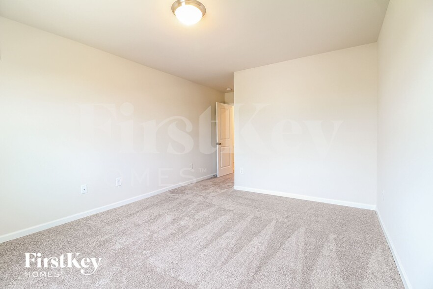 Building Photo - 905 Birchcrest Wy