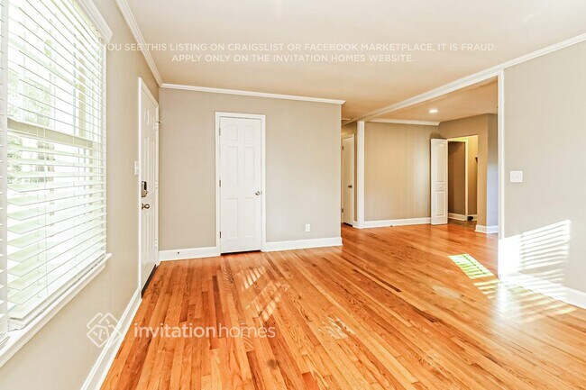 Building Photo - 1142 Eastview Dr