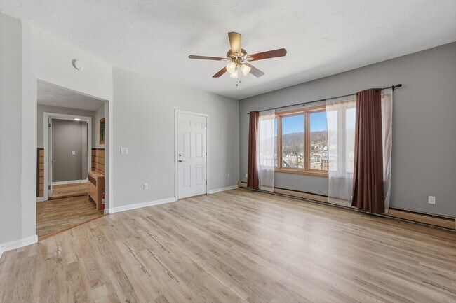 Building Photo - 586 Franklin St