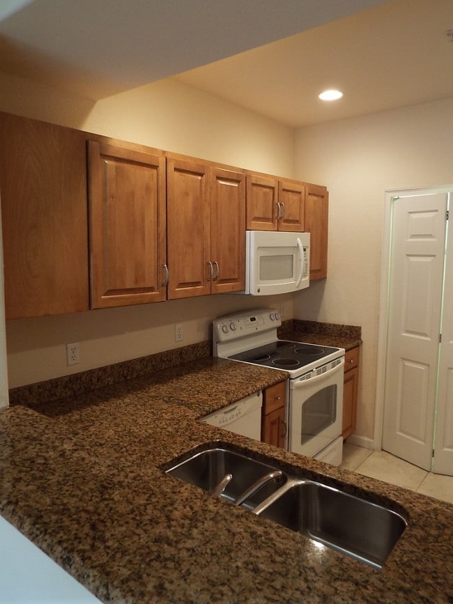 Building Photo - 13100 Bella Casa Cir