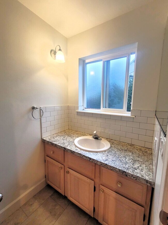 Building Photo - Bayview Townhouse Condo in Blaine with Gar...