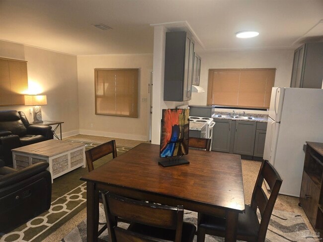 Building Photo - 1012 W Hernandez St