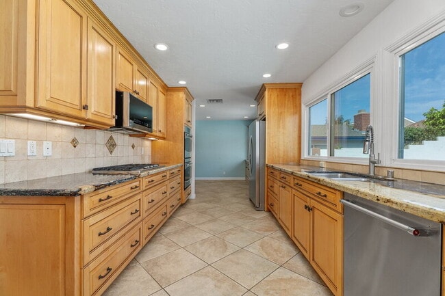 Building Photo - 8591 Naples Dr