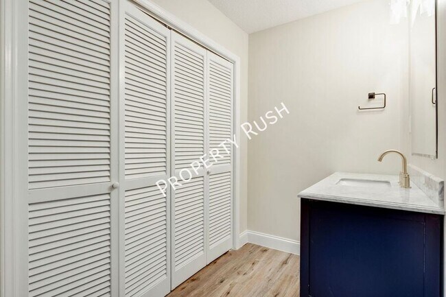 Building Photo - 2323 Green Forest Dr