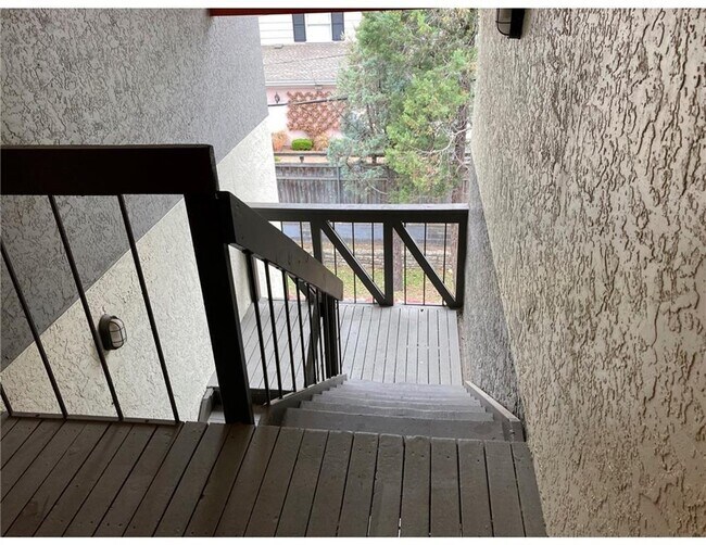 Building Photo - 806 W 24th St