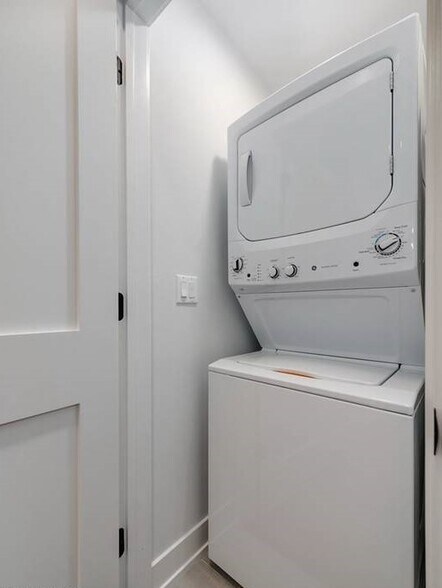 Building Photo - 1815 W Augusta Blvd