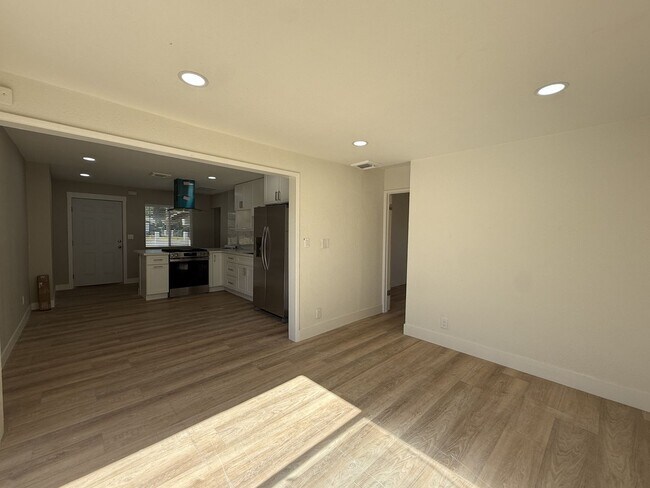 Building Photo - 1105 E Ave J 4