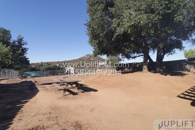 Building Photo - 4 Bedroom 2.5 Bath in San Diego Country Es...