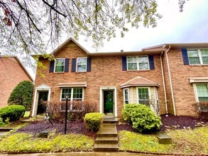 Building Photo - Great Townhome Convenient Location
