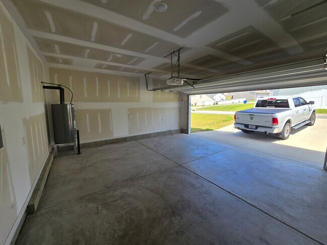 Building Photo - 1601 Mount Rainer Dr