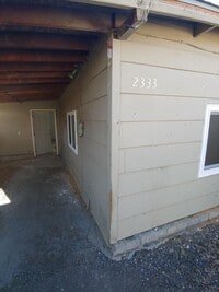 Building Photo - 2 Bedroom 1 Bath- House