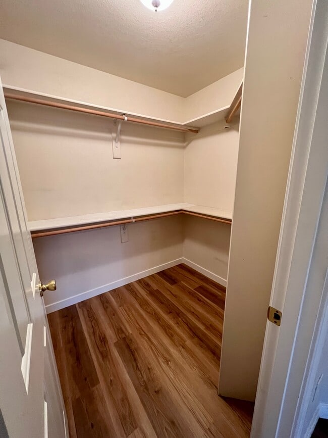 Building Photo - 2524 Parkwood Village Ln