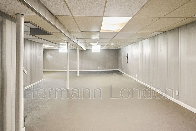 Building Photo - 2365 N Pointe Ln