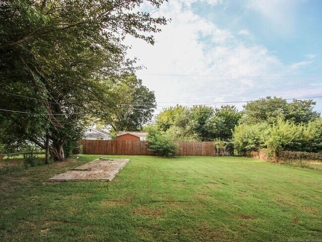 Building Photo - Available Now! 3 Bed / Bath & Large Backyard! Price drop!