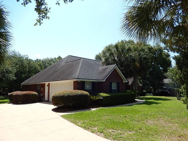 Building Photo - LOVELY 4/2.5 in Buck Lake Area on 1 Acre w/ 2 Car Garage, Washer/Dryer, Lawn Maint, & 2228 sq ft!...