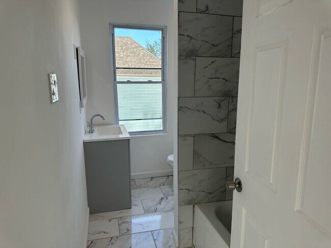 Building Photo - 3 br, 2.5 bath House - 417 E Burgess