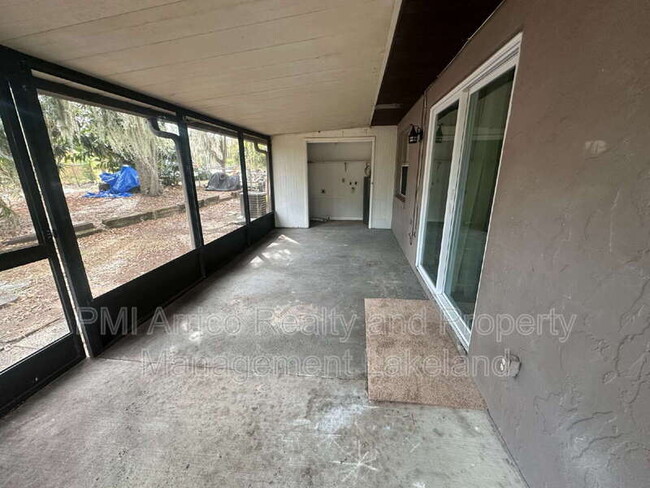 Building Photo - 585 N Scenic Hwy