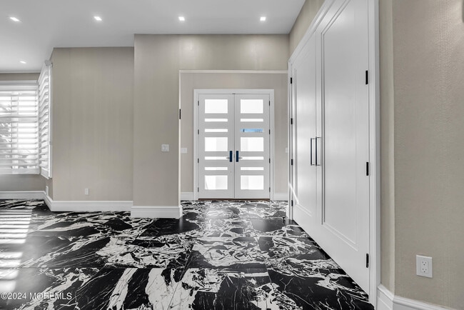 Building Photo - 215 Hollywood Ave