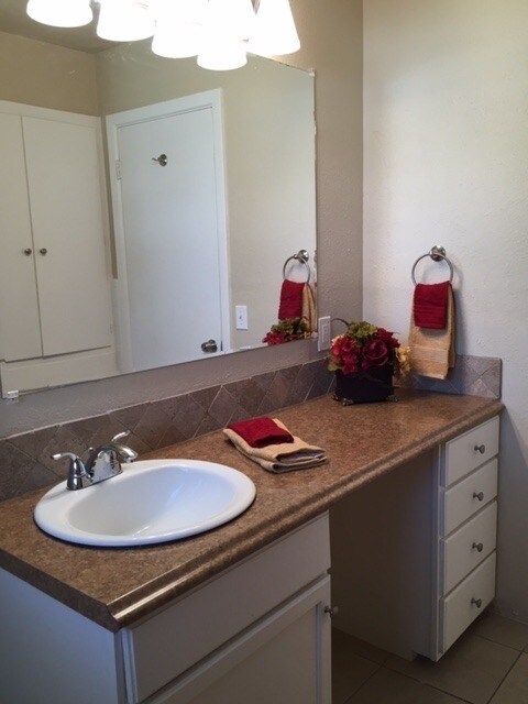 Building Photo - Huge Updated 4 Bedroom/2 Bath/2 Living Room House close to TTU - Available AUGUST