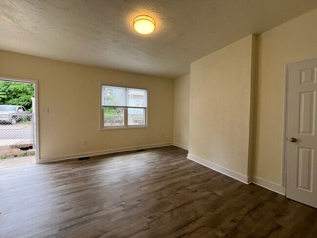 Building Photo - Updated 1BR 1 Bath house with office now available!