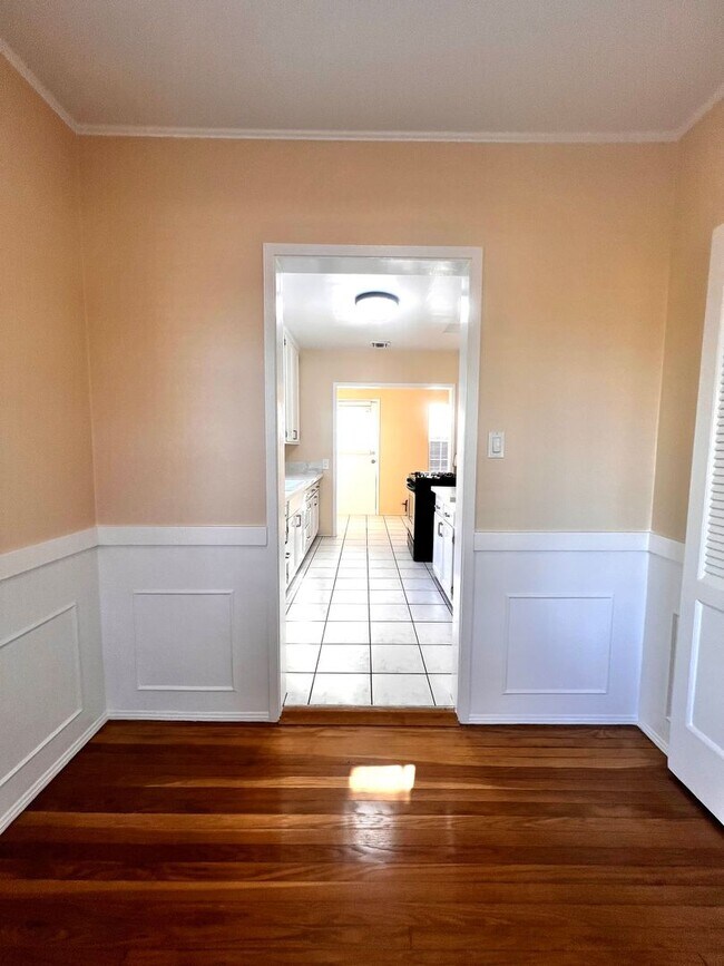 Building Photo - Single Family. 3-bed Home - Desireable Neighborhood!