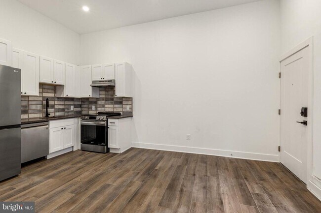 Building Photo - 2214 N Front St