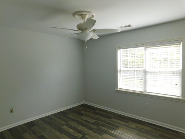 Building Photo - Townhouse in Newport