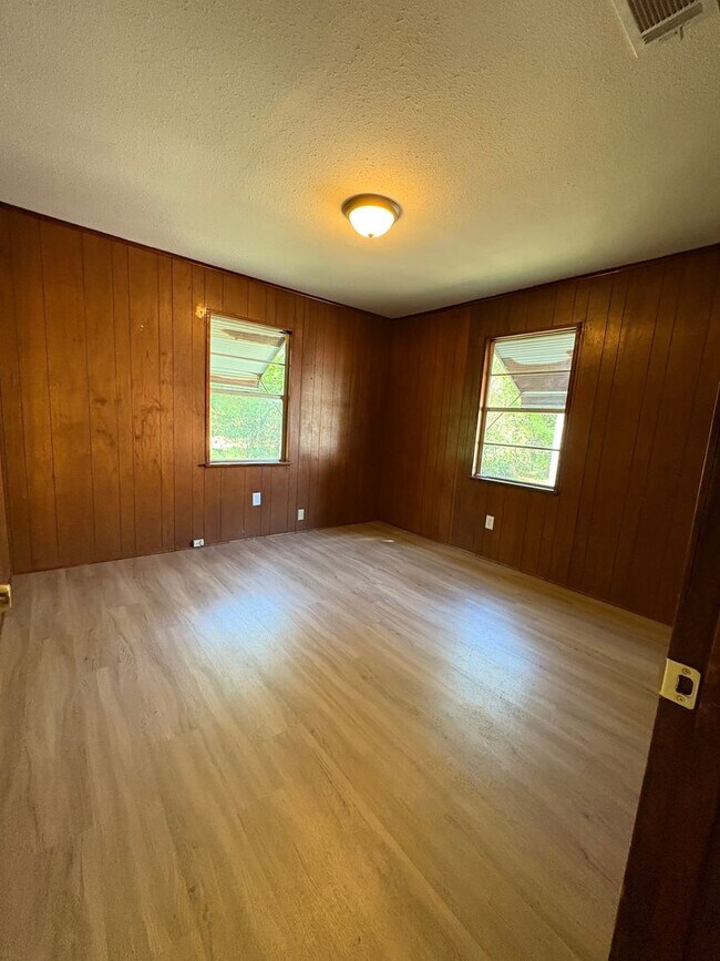 Building Photo - Cozy 3 bedroom/1 bath house!