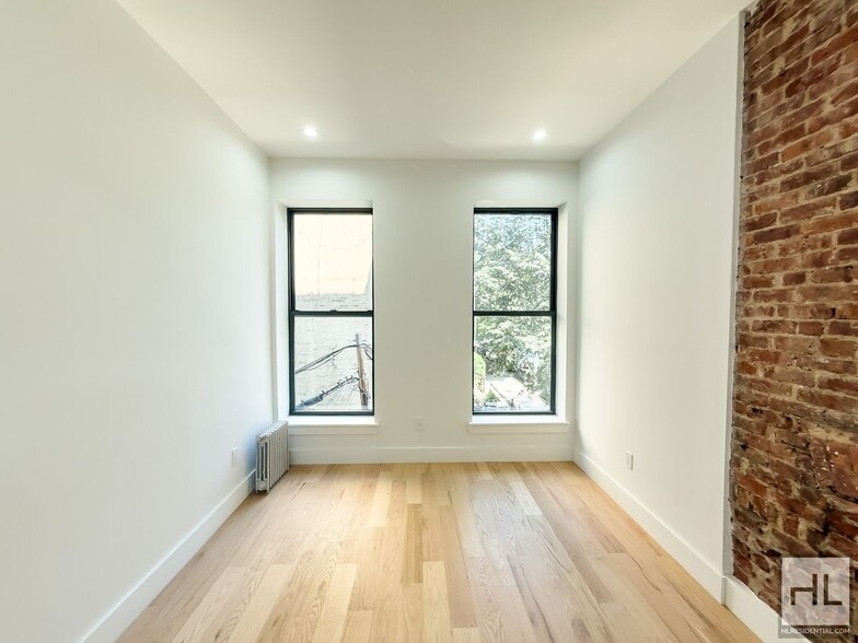 Building Photo - Expansive Sun-drenched Bed-Stuy 7 Bed 3-Bath Duplex
