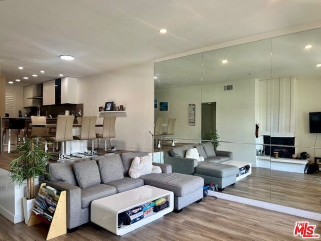 Building Photo - 7217 Marina Pacifica Dr S