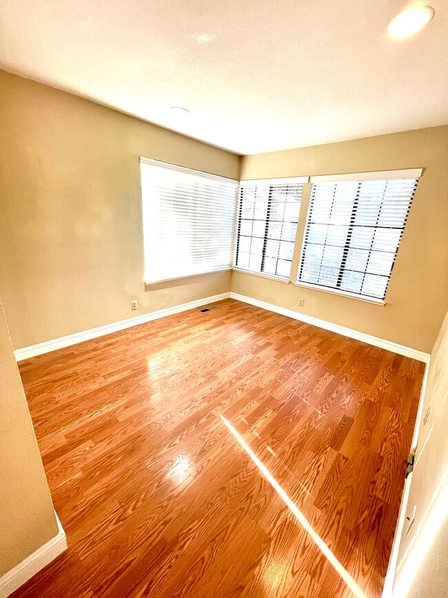 Building Photo - 3520 Pleasant Knl Dr