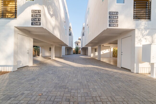 Building Photo - Two Bedroom Town Home-style Like Near NoHo...