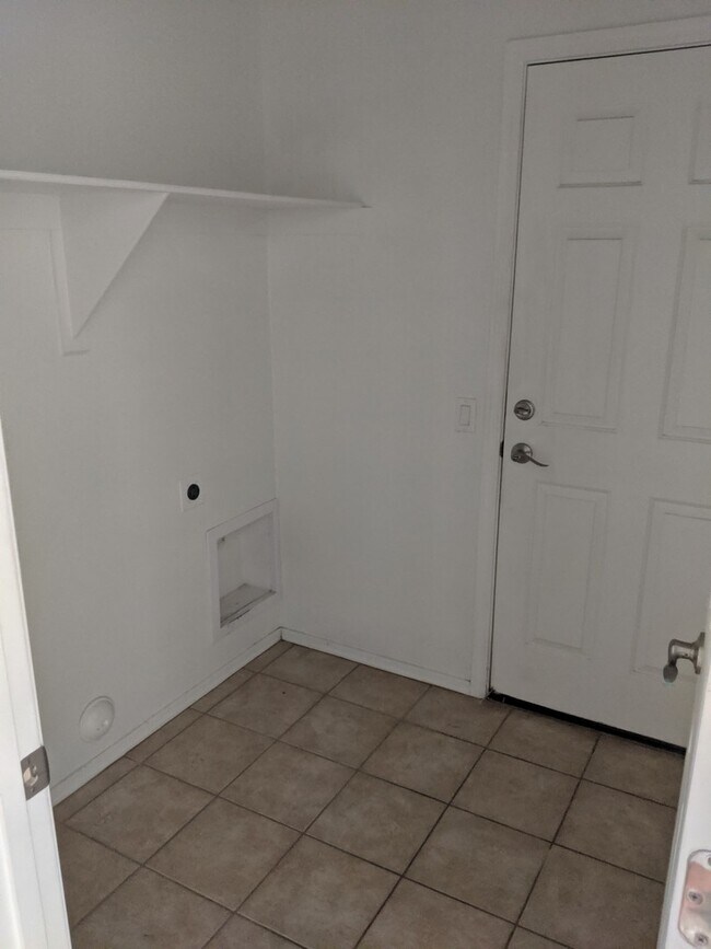 Building Photo - 3 Bedroom and 2 Bath Red Rock Rental.