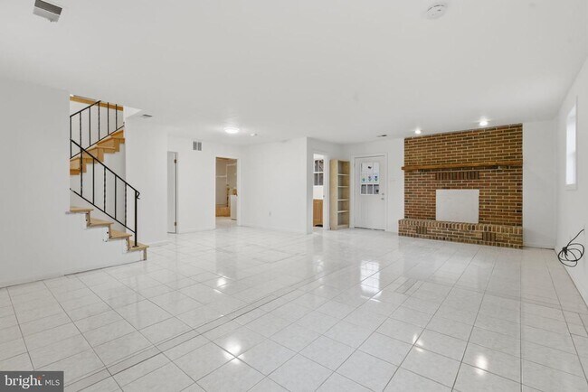 Building Photo - 4904 Hollywood Rd