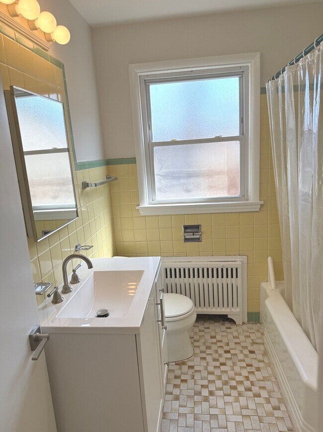 Building Photo - 2718 W Balmoral Ave