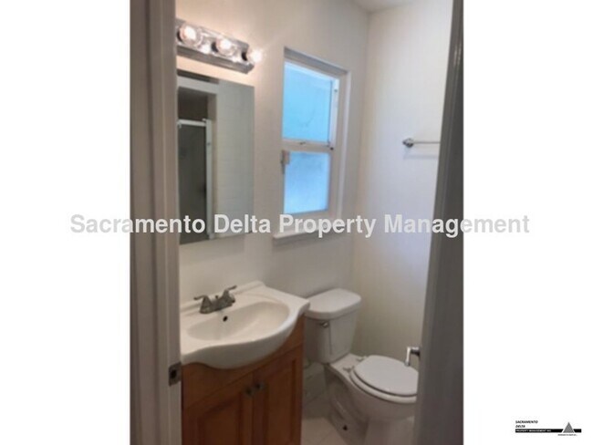 Building Photo - Updated 4 bedroom, 2 bath home with large ...