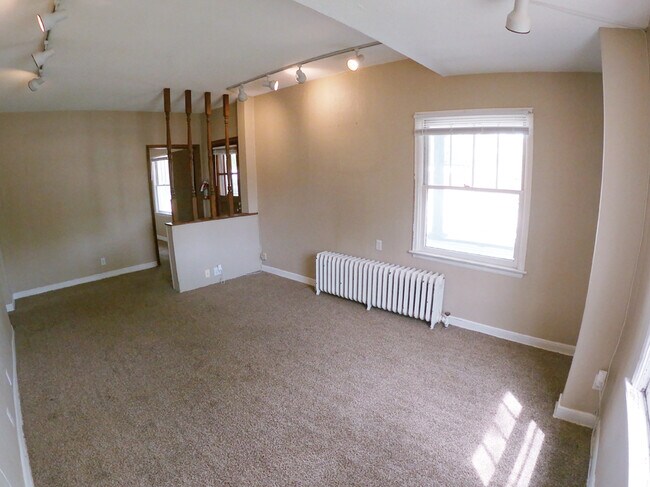 Living - 527 6th Ave SW
