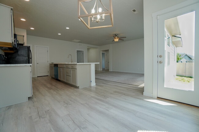 Building Photo - 5965 S Nordean Ave