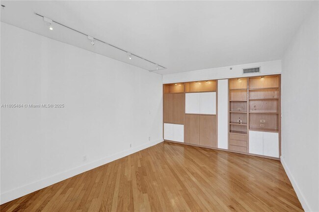 Building Photo - 20281 E Country Club Dr