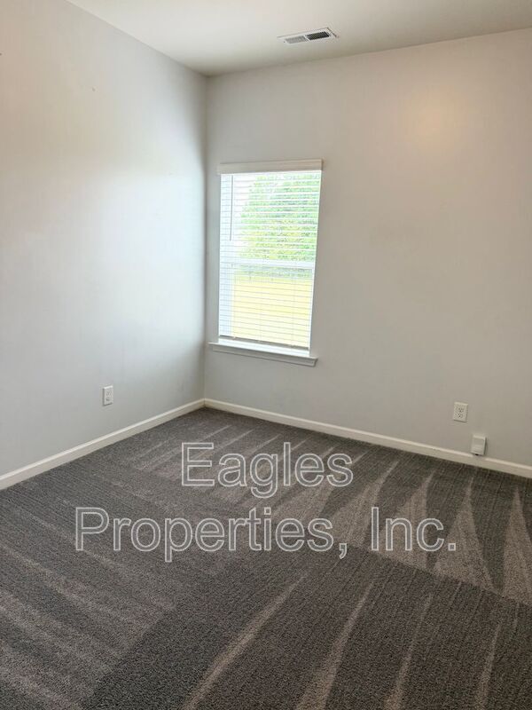 Building Photo - 207 Timberline Oak Dr