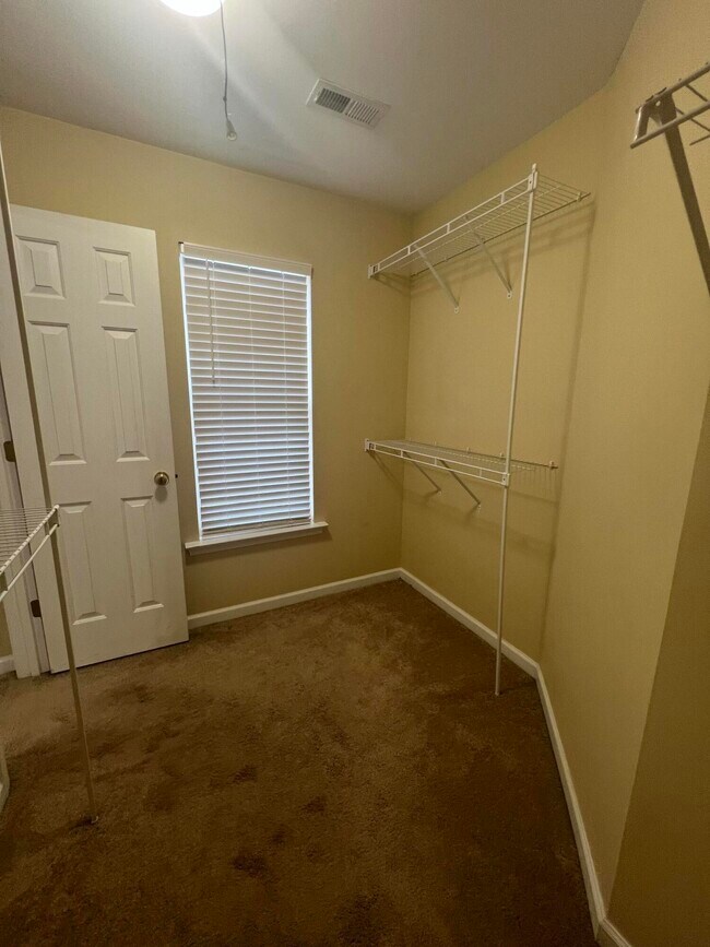 Building Photo - 565 Batty Way