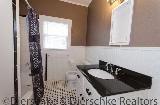 Building Photo - 1007 Austin St