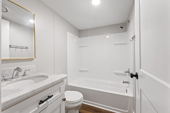 Building Photo - 3 bed 2 bath